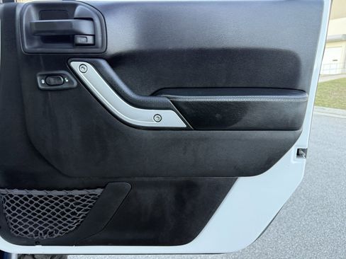 Used 2015 Jeep Wrangler Unlimited Rubicon image 41