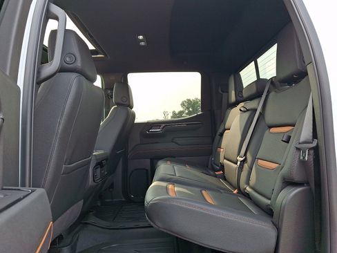 Used 2025 GMC Sierra 1500 AT4 w/ Technology Package AWD/4WD image 10