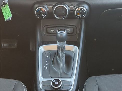 Used 2023 Hyundai Venue SEL image 18