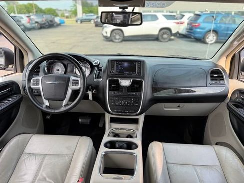 Used 2015 Chrysler Town & Country Limited FWD image 2