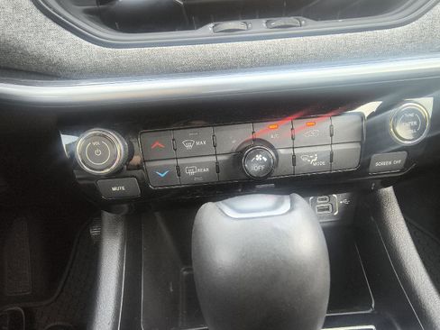 Used 2025 Jeep Compass Latitude image 20