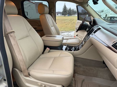 Used 2009 Cadillac Escalade ESV AWD image 26