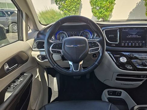 Used 2019 Chrysler Pacifica Touring-L FWD image 39