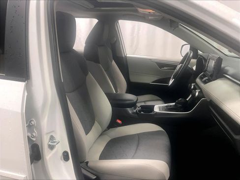 Used 2021 Toyota RAV4 XLE w/ Convenience Package image 11