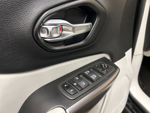 Used 2022 Jeep Cherokee Latitude Lux w/ Sun & Sound Group image 26