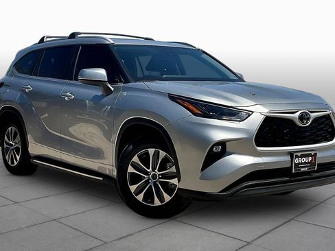 Used 2025 Toyota Highlander XLE image 3