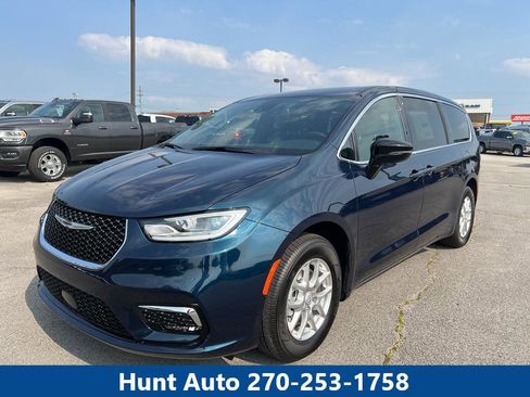 New 2025 Chrysler Pacifica Select image 1