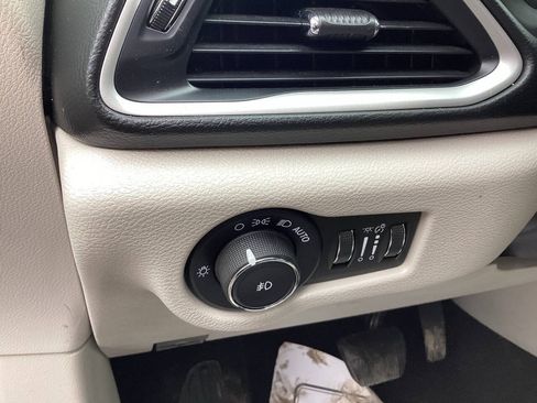 Used 2018 Chrysler Pacifica Touring Plus FWD image 16