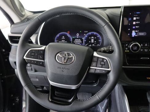 Used 2025 Toyota Highlander Platinum AWD/4WD image 12
