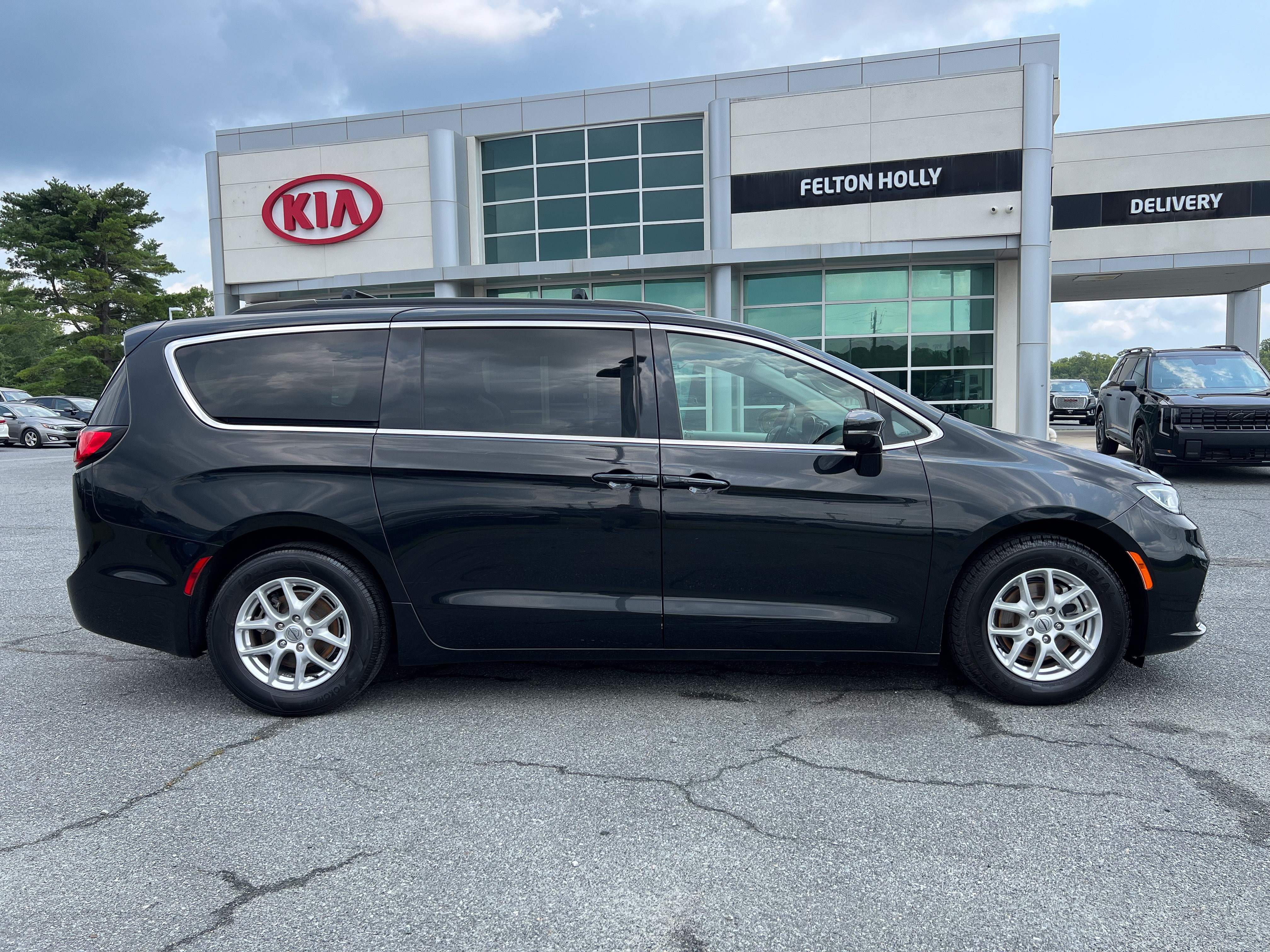 Used 2022 Chrysler Pacifica Touring-L FWD image 12