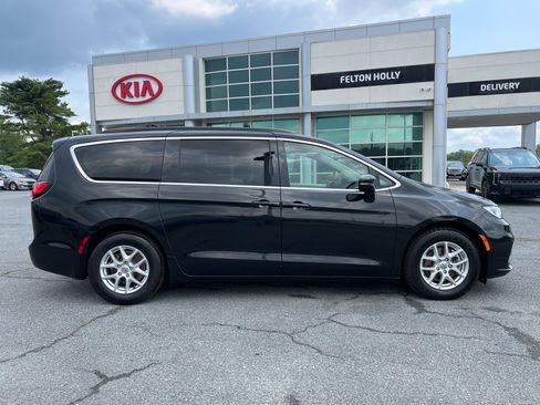 Used 2022 Chrysler Pacifica Touring-L FWD image 12