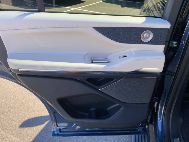 New 2027 Lincoln Navigator Reserve AWD/4WD image 8