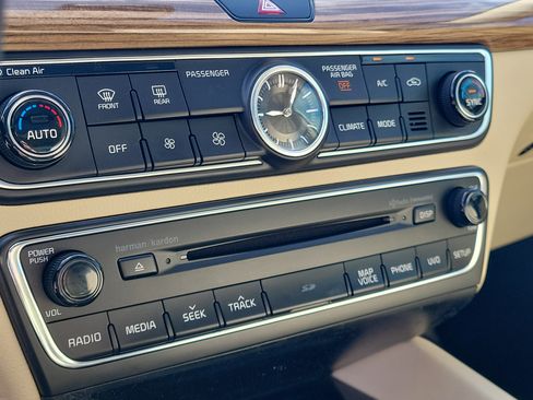 Used 2017 Kia Cadenza Technology image 23