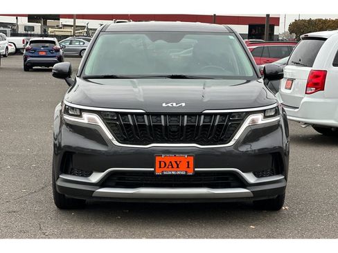 Used 2024 Kia Carnival LX image 11