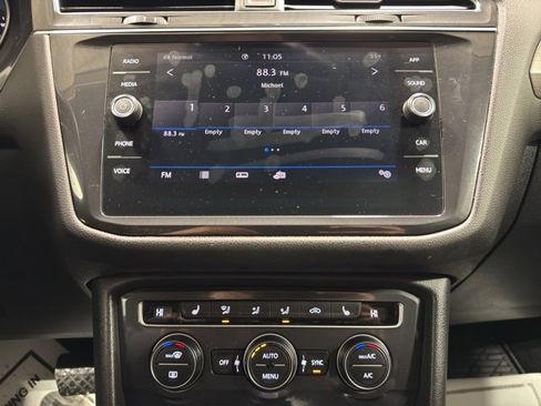 Used 2020 Volkswagen Tiguan SE w/ Panoramic Sunroof Package image 17