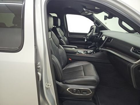 Used 2024 Jeep Wagoneer L Series II w/ Flexible Seating Group AWD/4WD image 22