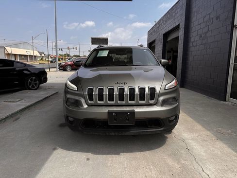 Used 2016 Jeep Cherokee Latitude w/ Comfort & Convenience Group AWD/4WD image 3