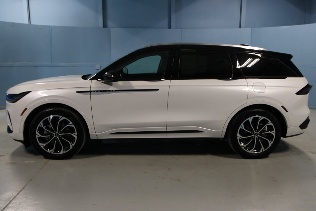 Used 2025 Lincoln Nautilus Reserve AWD/4WD image 37