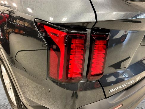 Used 2023 Kia Sorento LX AWD/4WD image 23