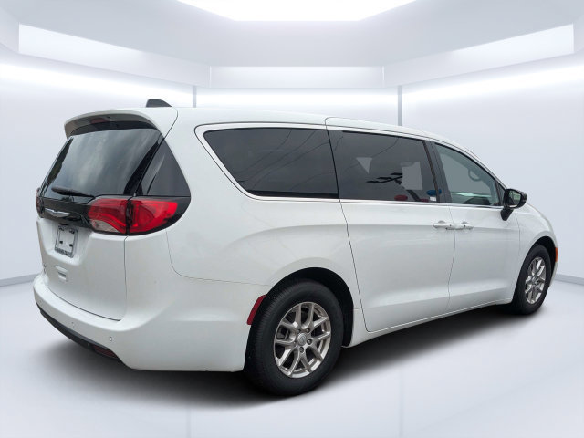 Used 2025 Chrysler Voyager LX FWD image 3