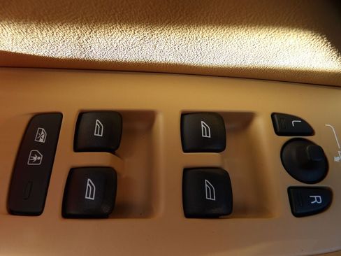 Certified 2023 Volvo XC60 B5 Ultimate w/ Climate Package image 11