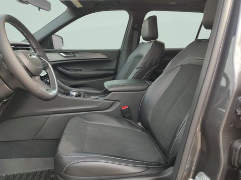 New 2025 Jeep Grand Cherokee L Altitude RWD image 28