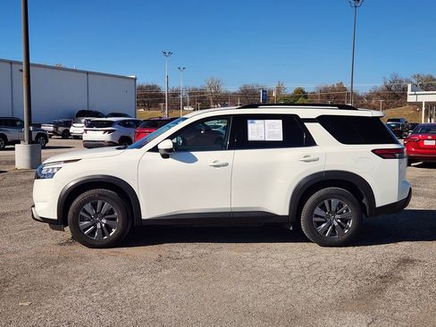 Used 2025 Nissan Pathfinder SV image 4