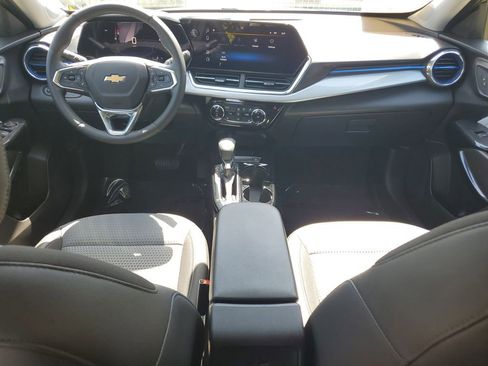 Used 2025 Chevrolet Trax LT w/ LT Convenience Package image 11