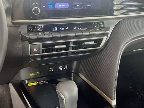 Used 2025 Toyota Camry SE w/ Convenience Package FWD image 12
