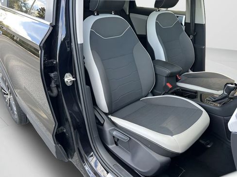 Used 2025 Volkswagen Taos SE image 25