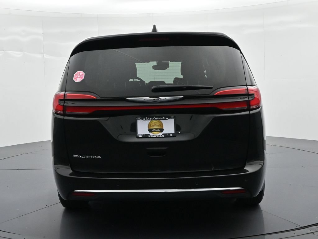 Used 2023 Chrysler Pacifica Touring-L FWD image 7
