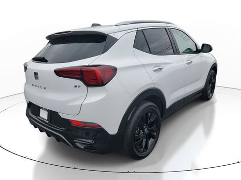 Used 2024 Buick Encore GX Sport Touring image 3