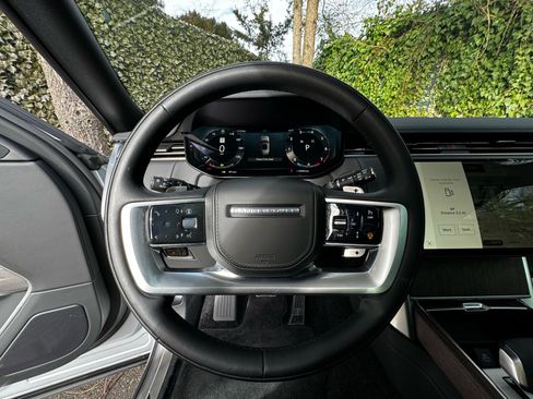 Used 2025 Land Rover Range Rover SE image 11