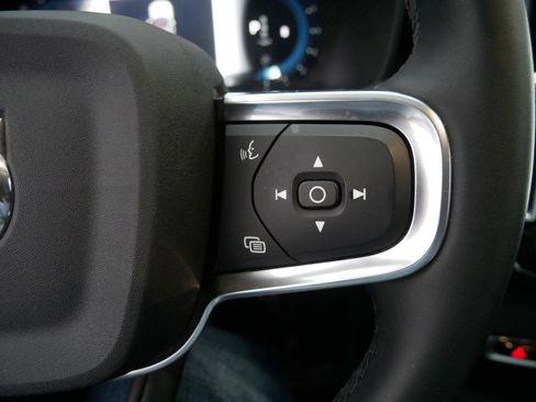 Used 2025 Volvo XC40 B5 Core image 26