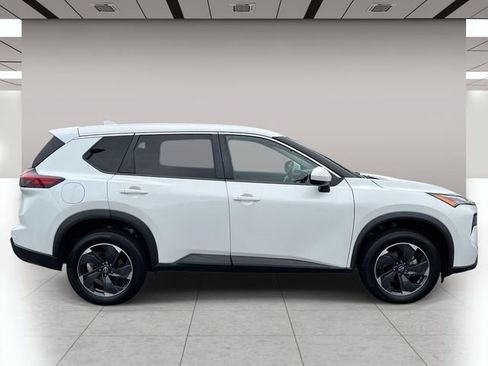 Used 2024 Nissan Rogue SV AWD/4WD image 2