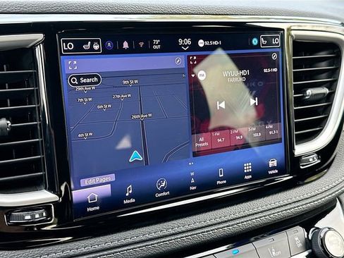 Used 2024 Chrysler Pacifica Select image 15