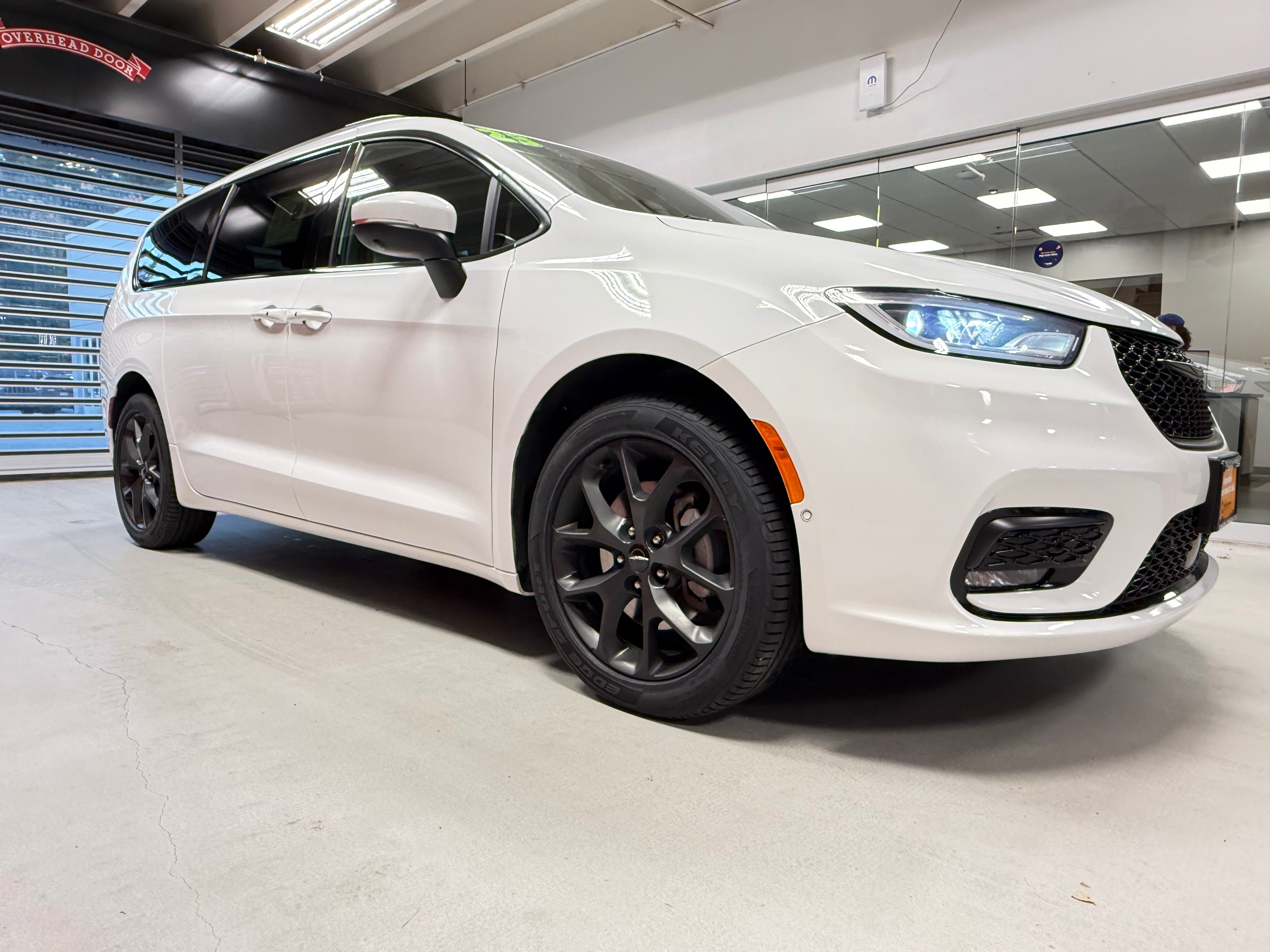 Certified 2023 Chrysler Pacifica Touring-L w/ Uconnect Theater Family Group AWD/4WD image 12