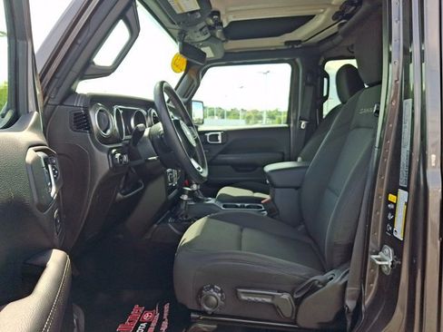 Used 2023 Jeep Wrangler Unlimited Sahara w/ Cold Weather Group AWD/4WD image 13