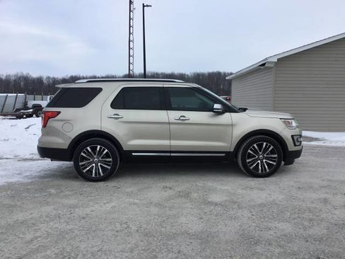 Used 2017 Ford Explorer Platinum image 2