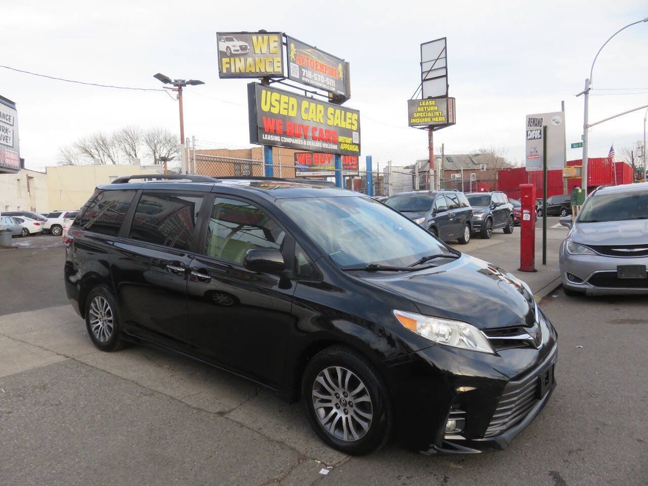 Used 2019 Toyota Sienna XLE FWD image 3