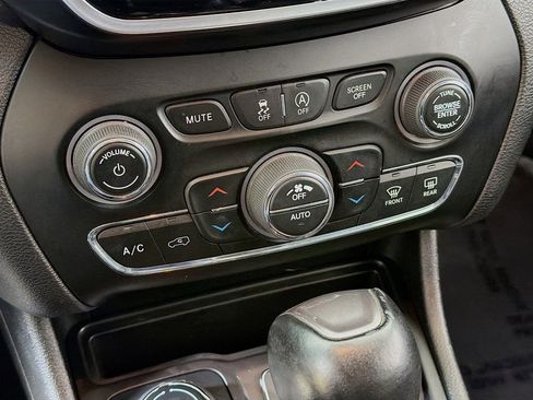 Used 2021 Jeep Cherokee Limited w/ Elite Package image 40