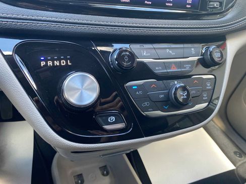 Used 2022 Chrysler Pacifica Touring-L FWD image 26