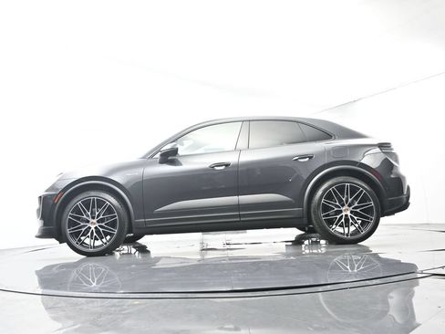 Used 2026 Porsche Macan Electric RWD image 44