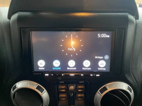 Used 2015 Jeep Wrangler Unlimited Rubicon w/ Connectivity Group AWD/4WD image 26