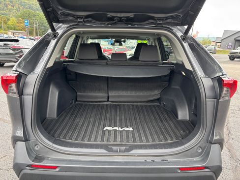 Used 2022 Toyota RAV4 XLE w/ Convenience Package image 6