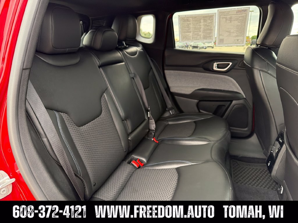 Used 2025 Jeep Compass Latitude w/ Sun & Sound Group AWD/4WD image 33