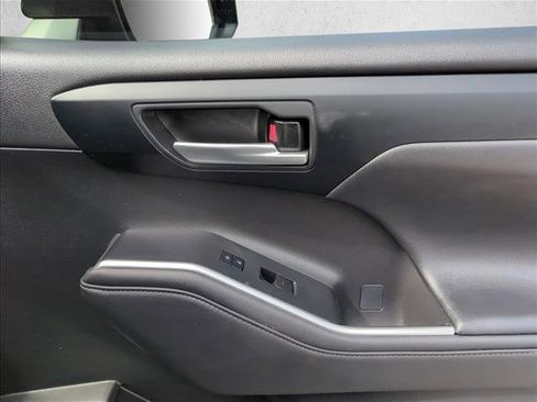 Used 2023 Toyota Highlander XLE FWD image 27