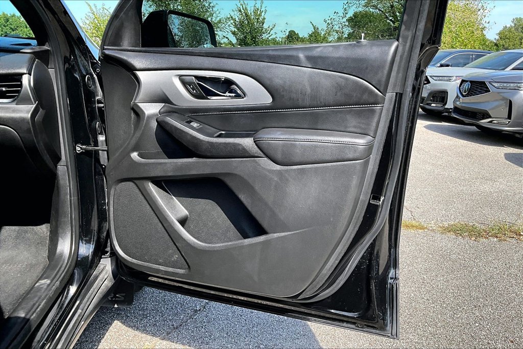 Used 2023 Chevrolet Traverse LT FWD image 23