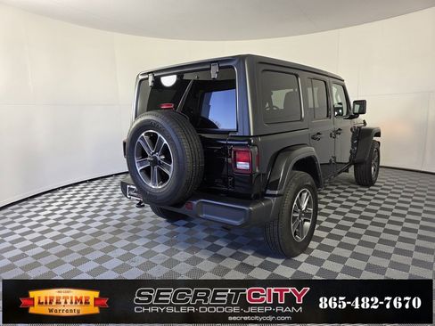 Used 2023 Jeep Wrangler Sahara image 7