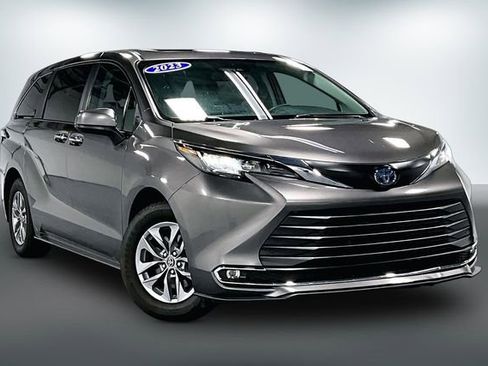 Used 2023 Toyota Sienna XLE AWD/4WD image 1